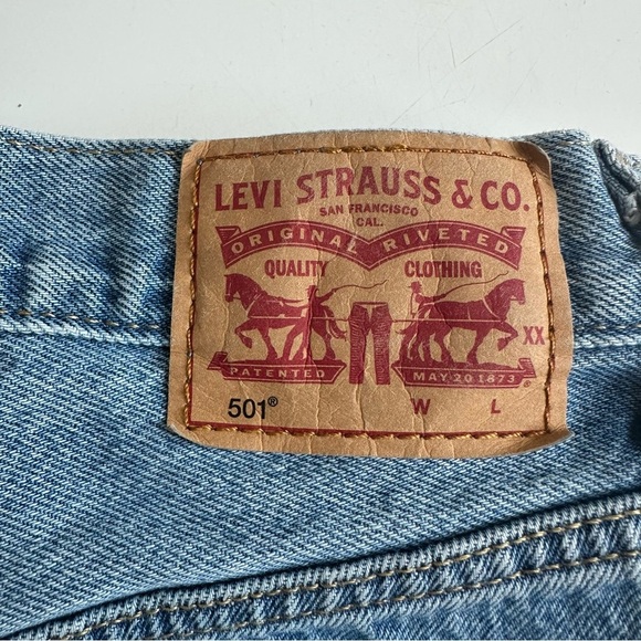 LEVI'S 501 High Rise Womens Denim Shorts Quiet Riot Medium Wash Distressed 31 - Picture 6 of 13